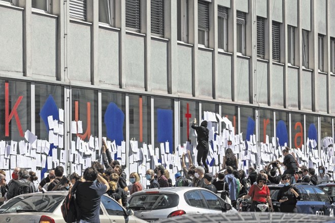 Udeleženci akcije za kulturo so stekleno pročelje kulturnega ministrstva polepili s pozivi in predlogi, na katere v preteklih...