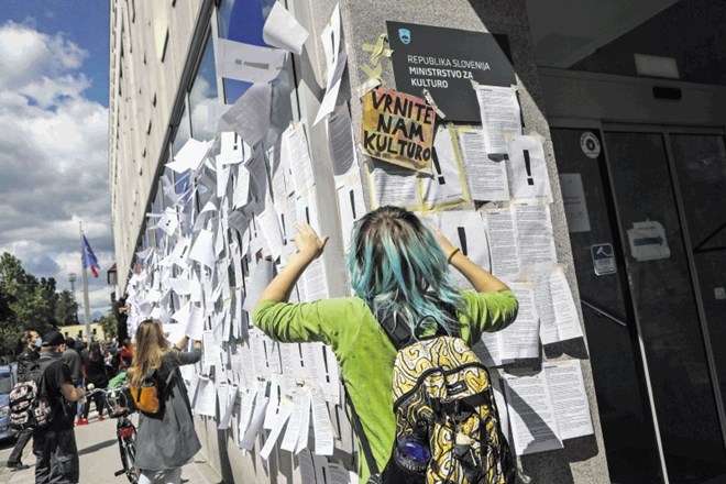 Udeleženci akcije za kulturo so stekleno pročelje kulturnega ministrstva polepili s pozivi in predlogi, na katere v preteklih...