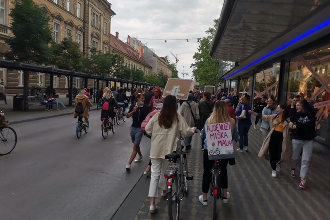 Protestniki so tudi danes opremljeni z napisi na kolesu, piščalkami in podobnimi rekviziti.