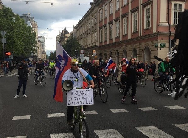 #foto #protest  Policisti pisali globe, protestniki zbirali podpise za odstop vlade