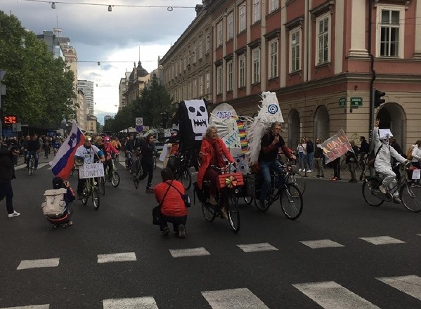 #foto #protest  Policisti pisali globe, protestniki zbirali podpise za odstop vlade