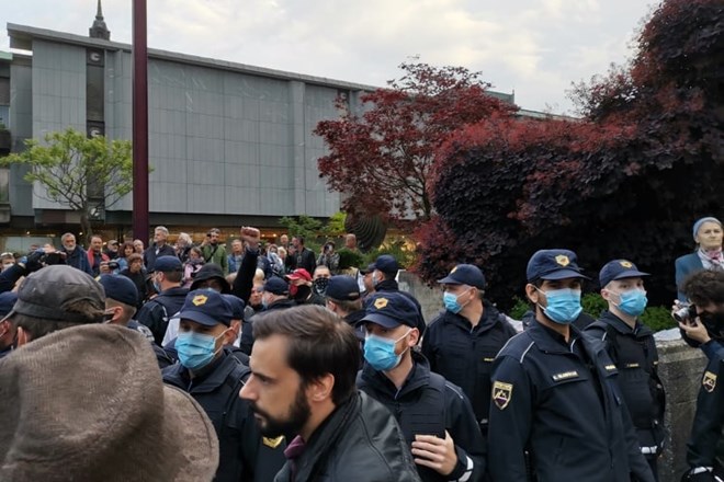 Na Trgu republike je veliko število policistov, ki tokrat tudi pišejo kazni.