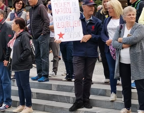 #foto #protest  Policisti pisali globe, protestniki zbirali podpise za odstop vlade