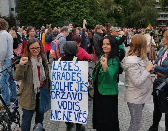 #foto #protest  Policisti pisali globe, protestniki zbirali podpise za odstop vlade