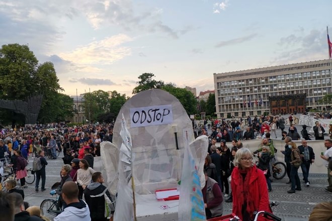 Protestniki so državnemu zboru pokazali hrbet in dve minuti molčali.