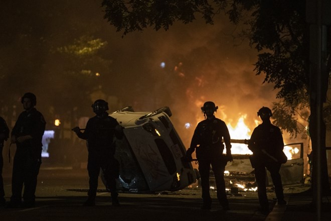 #video #foto Proti protestnikom pred Belo hišo tudi solzivec, vrstijo se napadi na novinarje