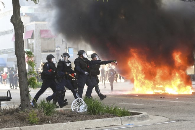 #video #foto Proti protestnikom pred Belo hišo tudi solzivec, vrstijo se napadi na novinarje