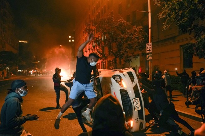 #video #foto Proti protestnikom pred Belo hišo tudi solzivec, vrstijo se napadi na novinarje