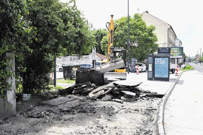 Začela se je obsežna prenova kolesarskih in peš površin ob Tržaški cesti vse do parkirišča P+R  Dolgi most, ki jo bosta za...