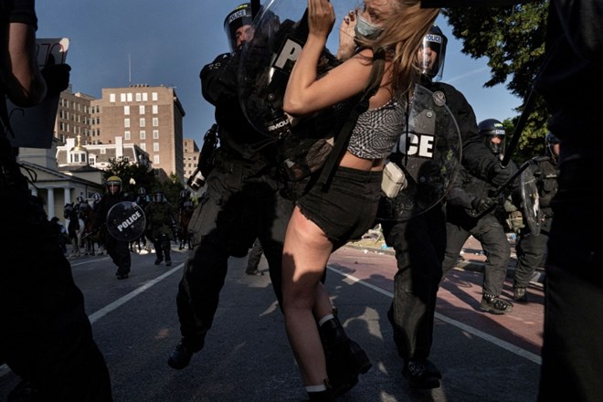 Posredovanje policije v parku Lafayette.