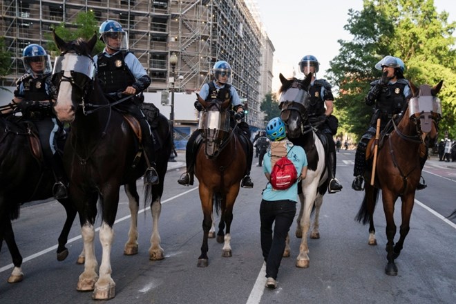 Posredovanje policije v parku Lafayette.