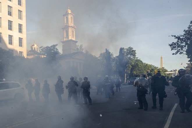 Posredovanje policije v parku Lafayette.