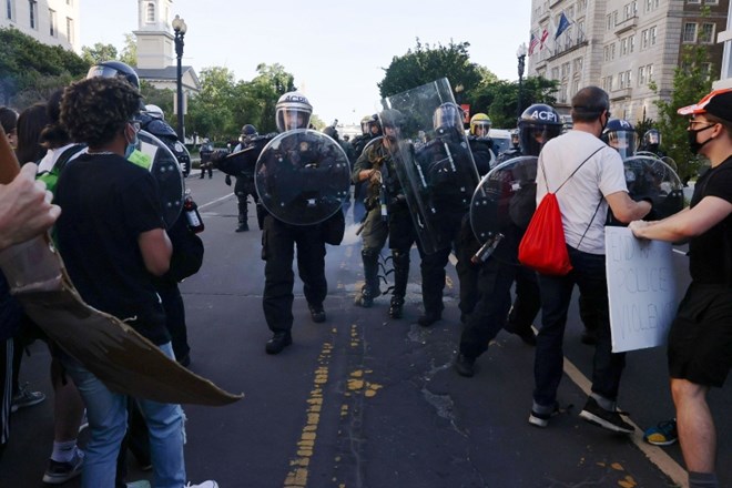 Posredovanje policije v parku Lafayette.