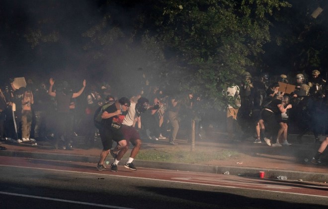 Posredovanje policije v parku Lafayette.