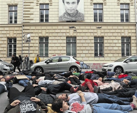 Na pročelju MSUM+, nasproti ministrstva za kulturo, so organizatorji včerajšnjega protesta razobesili tudi umetniško delo...