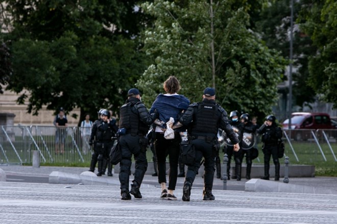 #foto #video Preizkušanje meja na petkovih protestih