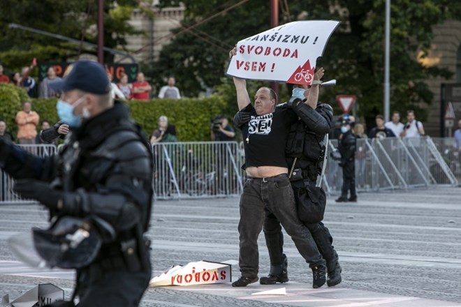 #foto #video Preizkušanje meja na petkovih protestih