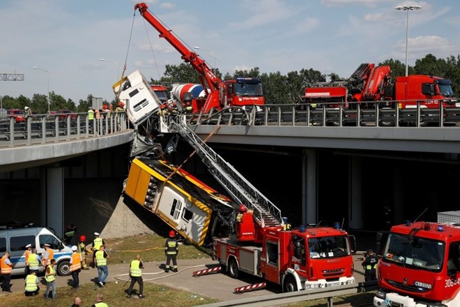 #foto V Varšavi avtobus zgrmel z nadvoza