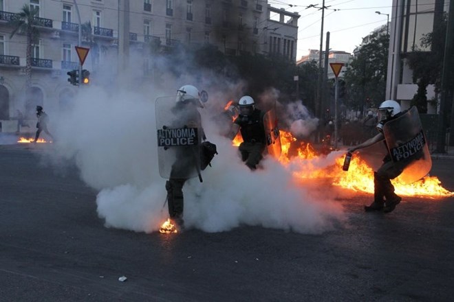 #foto V Atenah izgredi in spopadi s policijo zaradi novega zakona o protestih