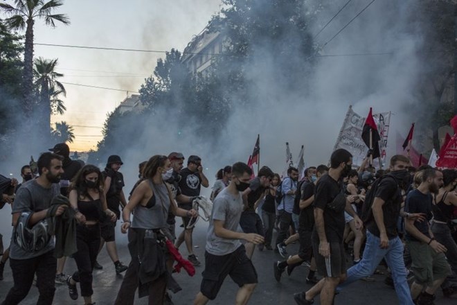 #foto V Atenah izgredi in spopadi s policijo zaradi novega zakona o protestih