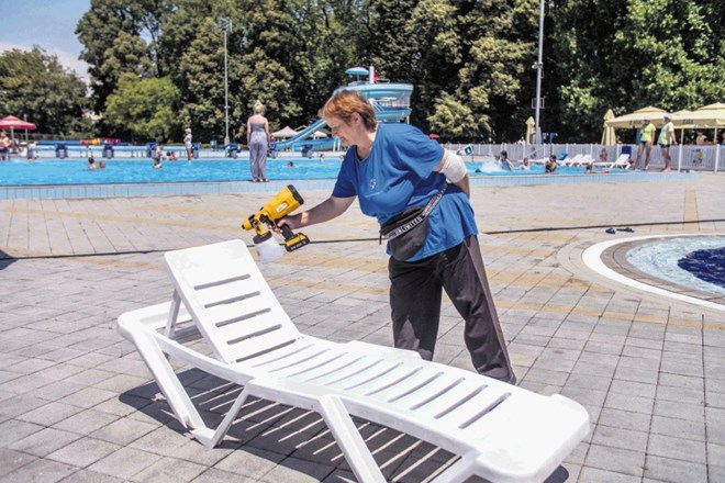 Na kopališču Kodeljevo zaposleni redno dezinficirajo tako ležalnike kot tudi otroška igrala, lesene klopi in ograjo  stopnic...