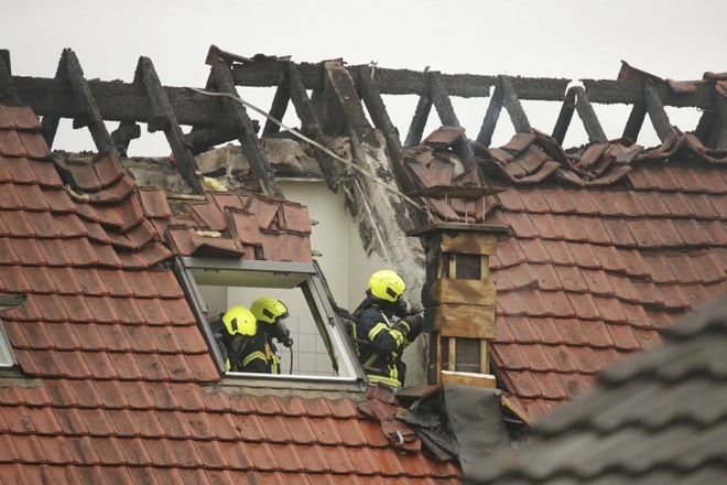 #foto V Nemčiji po strmoglavljenju letala na večstanovanjsko hišo trije mrtvi