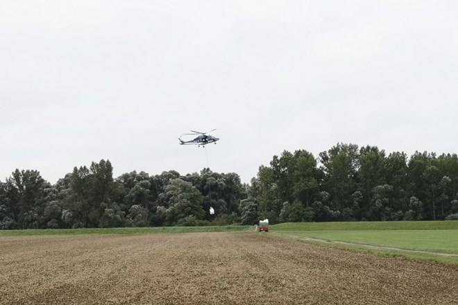 #foto #video Poželi, zapakirali in na traktor prepeljali s  helikopterjem  