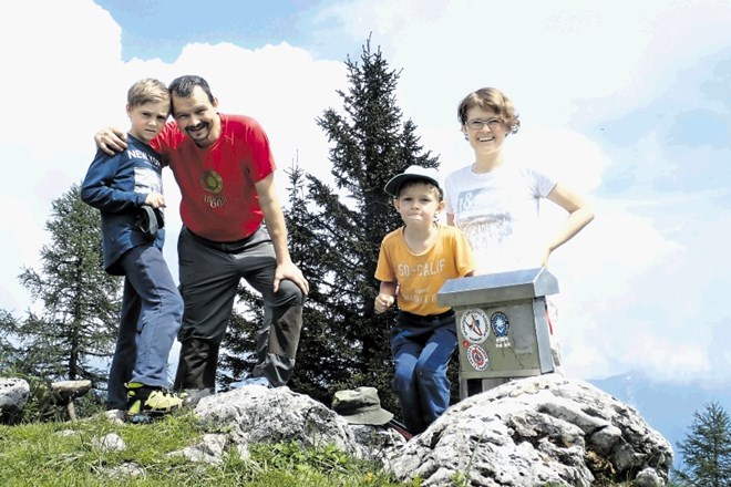 Boštjan  in Barbara Strnad Podlesnik sta nad gorami navdušila tudi oba sinova.