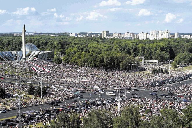 Minsk je bil včeraj priča najbolj množičnemu protestu v mestnem središču ob hkratnem »mitingu resnice« v režiji Lukašenka, ki...