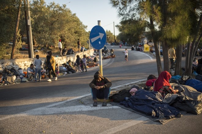 #foto Migranti iz uničenega taborišča Moria najverjetneje ne bodo odšli na celino