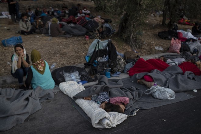 #foto Migranti iz uničenega taborišča Moria najverjetneje ne bodo odšli na celino