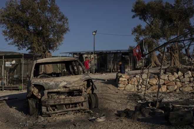 #foto Migranti iz uničenega taborišča Moria najverjetneje ne bodo odšli na celino