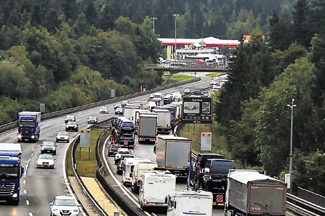 V Zavodu Reševalni pas opozarjajo, da je onemogočanje proste poti intervencijskim vozilom na nujni vožnji nesprejemljivo....