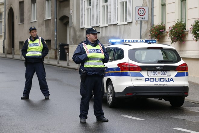 Napadalec, ki je danes zjutraj streljal pred stavbo vlade in ustrelil policista, si je sodil sam.