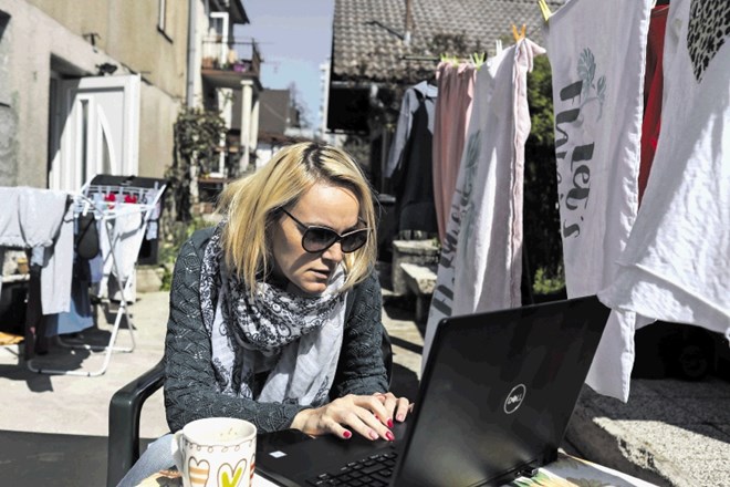 Delo na domu pomeni tudi omejitev opravljanja službenih obveznosti in gibanja na domače okolje.