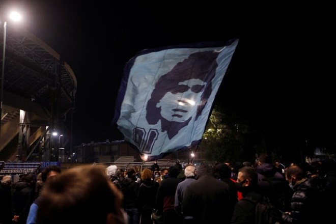 #foto Argentina in nogomet žalujeta, umrl je legendarni Diego Maradona