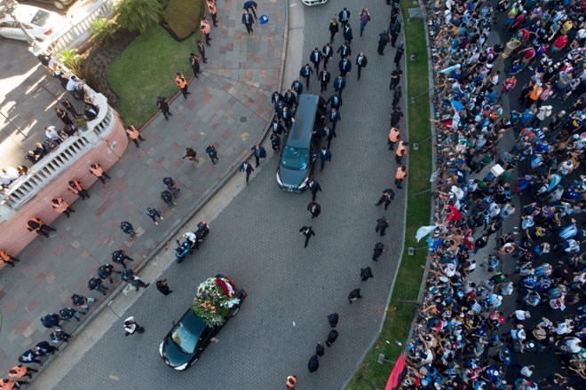 #foto Maradono pokopali v družinskem krogu