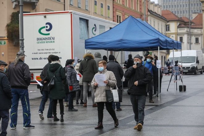 V skupno število testiranih so vključene tudi številke hitrih testov. Pri teh je bil sicer odstotek okuženih bistveno nižji.