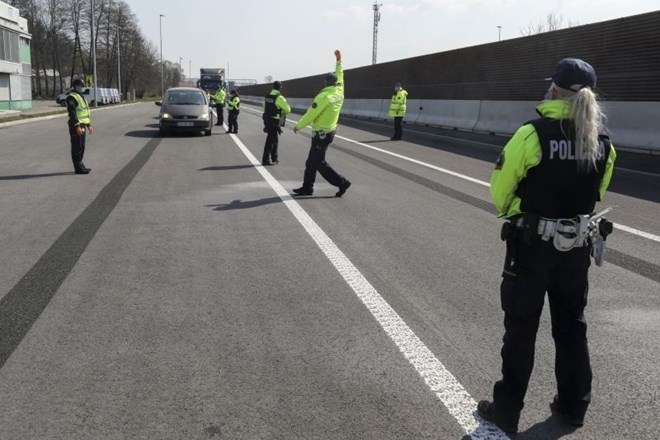 Po božiču prepoved prehajanja med občinami znova za vse regije, dodana izjema športna aktivnost 