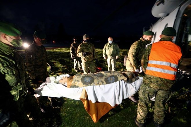 Vojska je v potresu poškodovane v zagrebške bolnišnice vozila tudi s helikopterji.