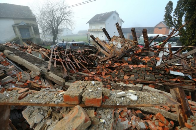 Takšnih prizorov na Hrvaškem ni malo. Skoraj s tlemi zravnana hiša »stoji« v vasi Majske Poljane.