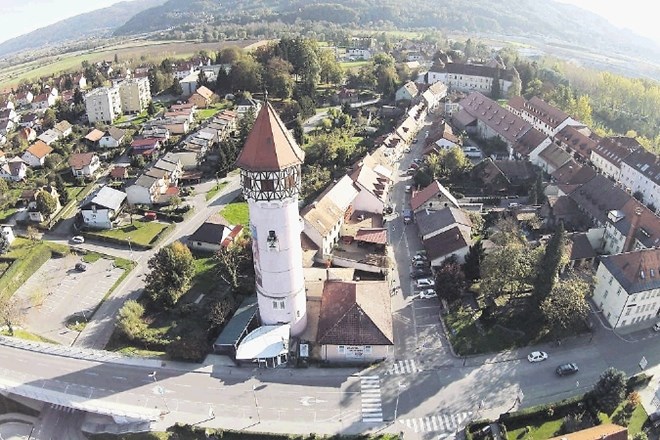 Vodovodni stolp, zgrajen leta 1914, je eden najvidnejših in najpomembnejših simbolov Brežic. V 80. letih minulega stoletja je...