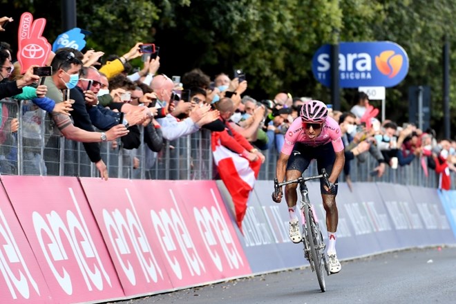 Egan Bernal potrjuje vlogo prvega favorita Gira in tekmecem odvzema sekunde vedno, ko je to mogoče.