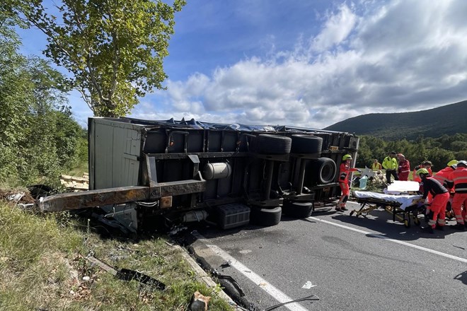 Na kraju tragične nesreče pri Kozini: Trčil v prikolico, ki se je odpela s tovornjaka