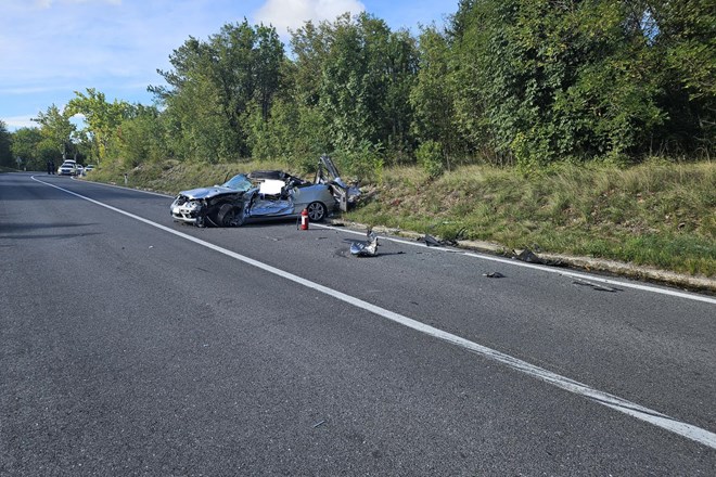 Na kraju tragične nesreče pri Kozini: Trčil v prikolico, ki se je odpela s tovornjaka