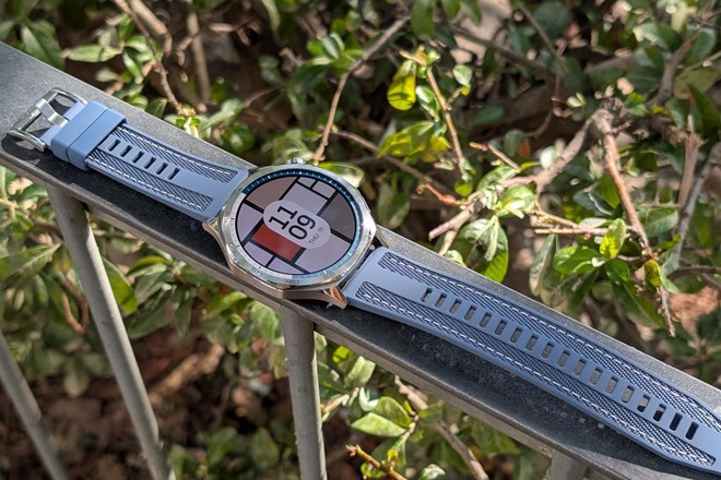 Huawei watch gt 5: Eleganca in baterija, o kateri konkurenca zgolj sanja