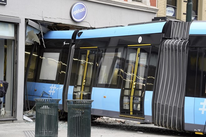 Iztirjeni tramvaj treščil v trgovino v središču mesta