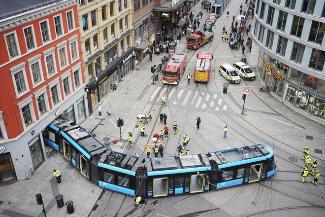 Iztirjeni tramvaj treščil v trgovino v središču mesta