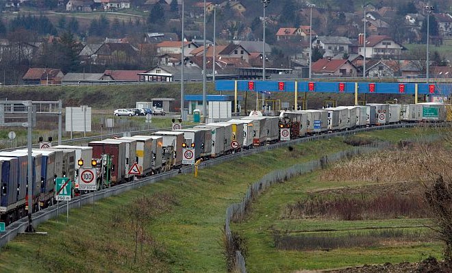 Pred predorom Karavanke obstalo 150 tovornjakov: "Malo je manjkalo, pa bi se stepli"