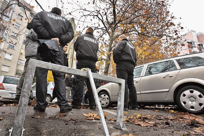 Če bi iz minimalne plače izvzeli dodatke,  bi najbolj prizadeli podjetja, ki izplačujejo najnižje plače – med drugimi tista...